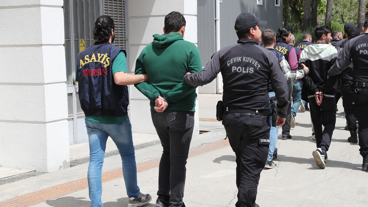 MERSİN POLİSİ SOSYAL MEDYA DOLANDIRICILARINI KISKIVRAK YAKALADI